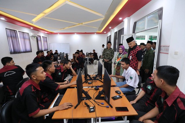 Gubernur Jateng Ganjar Pranowo meninjau program SMKN Jateng. Foto: Dok. Istimewa