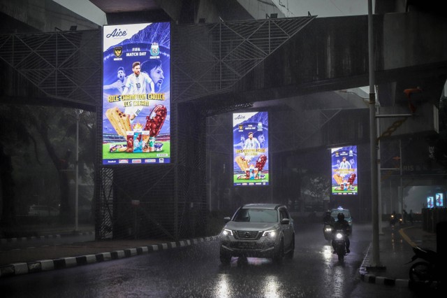 Iklan eskrim Aice menampilkan bintang Sepak Bola Argentina, Lionel Messi di kawasan Blok M, Jakarta, Jumat (16/6/2023). Foto: Jamal Ramadhan/kumparan