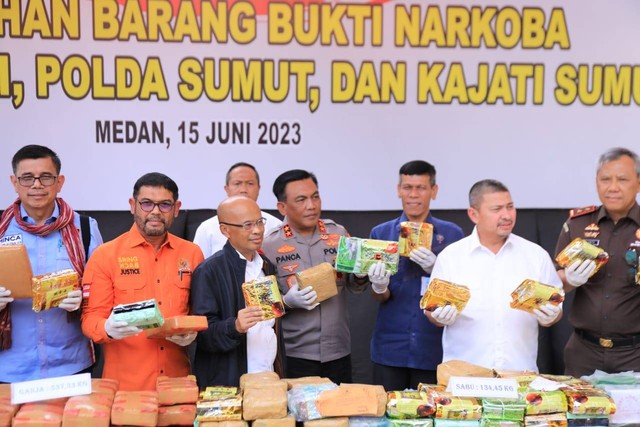 Polda Sumut gelar pemusnahan sabu, ganja, dan ekstasi bersama Komisi III DPR RI dan Kejati Sumut pada Kamis (15/6/2023). Foto: Polda Sumut