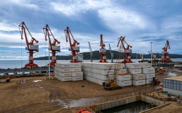 Proses pengapalan 290 kontainer berisi nikel sulfat yang akan diekspor PT Halmahera Persada Lygend untuk pertama kalinya, Jumat (16/6/2023). Foto: Trimegah Bangun Persada