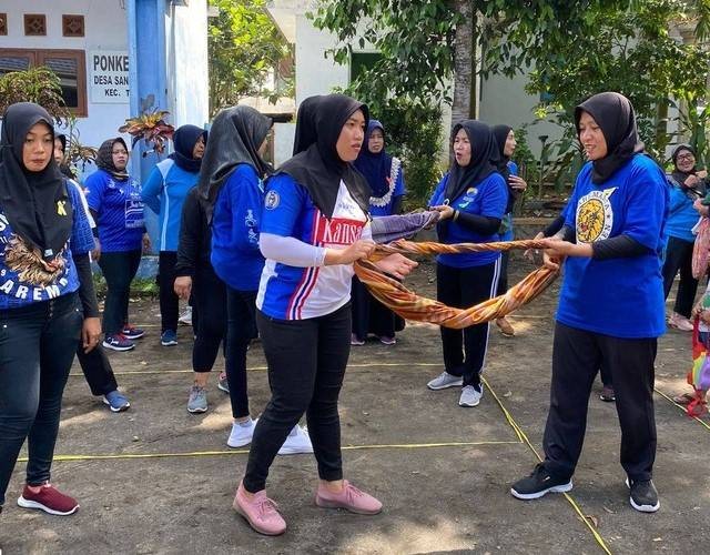 Ilustrasi cara bermain estafet sarung. Foto: Lutfi Rizzaludin/Kumparan.