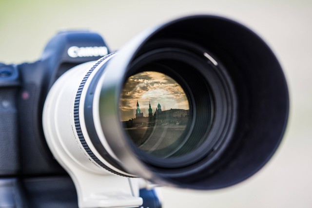 Ilustrasi Cara Mengambil Video Bokeh, Begini Tipnya. Foto: Unsplash.com/Christian