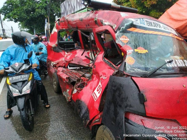 Angkot yang tertabrak kereta. Dok: Ist.