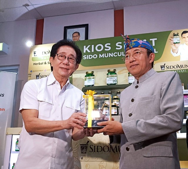 Direktur Sido Muncul Irwan Hidayat bersama Direktur RSUD Bali Mandara I Ketut Suarjaya. Foto: Denita/kumparan