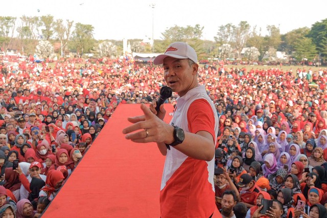 Gubernur Jateng Ganjar Pranowo ikut memeriahkan acara jalan sehat dalam rangka memperingati Hari Lahir Pancasila sekaligus Hari Jadi ke-297 Kabupaten Grobogan di Alun-alun Purwodadi, Kabupaten Grobogan, Jateng Jumat (16/6/2023). Foto: Dok. Istimewa