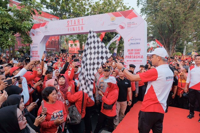 Gubernur Jateng Ganjar Pranowo ikut memeriahkan acara jalan sehat dalam rangka memperingati Hari Lahir Pancasila sekaligus Hari Jadi ke-297 Kabupaten Grobogan di Alun-alun Purwodadi, Kabupaten Grobogan, Jateng Jumat (16/6/2023). Foto: Dok. Istimewa