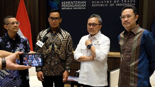 Mendag Zulhas terima mandalika racing team.  Foto: Kemendag RI