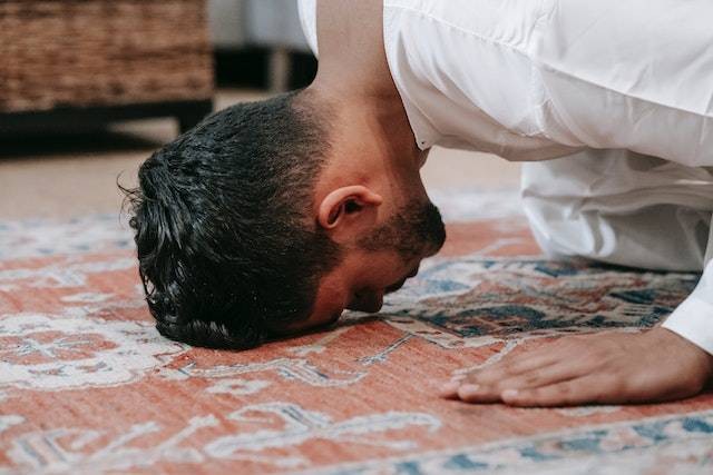 Ilustrasi syarat wajib sholat, Photo by Michael Burrows/pexels