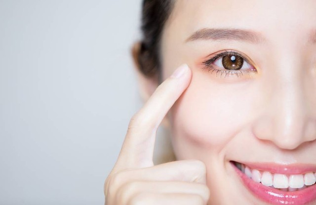 Ilustrasi perempuan memakai softlens. Foto: Shutterstock