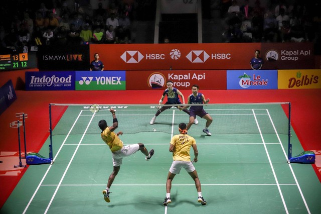 Ganda putra Indonesia Fajar Alfian dan Rian Ardianto saat melawan ganda putra India Satwiksairaj Rankireddy dan Chirag Shetty pada babak perempat final Indonesia Open 2023 di Istora Senayan, Jakarta, Jumat (16/6/2023).  Foto: Jamal Ramadhan/kumparan