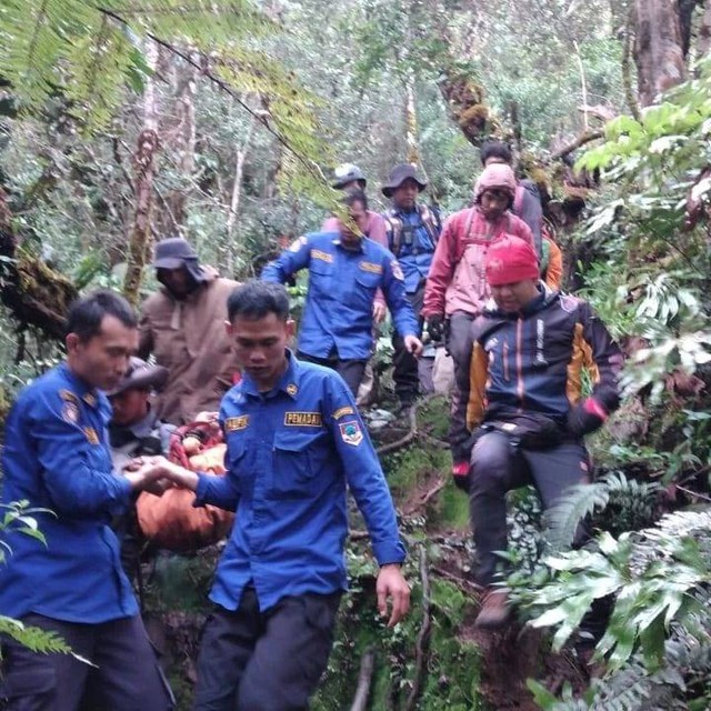 Tim gabungan saat membawa jenazah turun dari puncak Merapi Gunung Dempo, Foto : Istimewa
