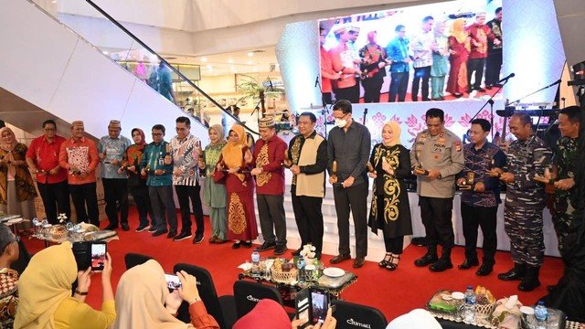 Gerakan Nasional (Gernas) Bangga Buatan Indonesia (BBI) secara resmi dibuka Gubernur Gorontalo, Ismail Pakaya. Jumat (16/6). Foto: Dok banthayo