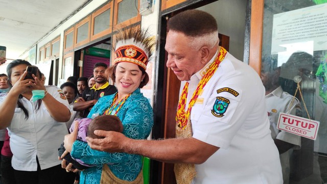 Pj Gubernur Papua Barat Komjen Pol. (Purn) Paulus Waterpauw meninjau penanganan stunting di Kabupaten Pegunungan Arfak. Foto: Dok. Istimewa