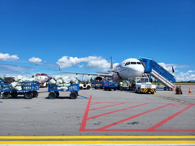 Dengan panjang landasan pacu mencapai 2.650 meter, Bandara ini dapat melayani pesawat ukuran medium seperti Boeing 737 dan Airbus 320. Foto: dok. pribadi