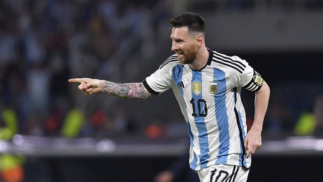 Lionel Messi saat melakukan pertandingan di lapangan (Foto: Hernan Cortez/Getty Images)