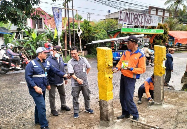 PT Kereta Api Indonesia (KAI) daerah operasi (Daop) 1 Jakarta tutup perlintasan liar di Jalan Rawa Indah kawasan antara stasiun Citayam dengan Depok. Foto: Dok. Humas Daop 1 Jakarta