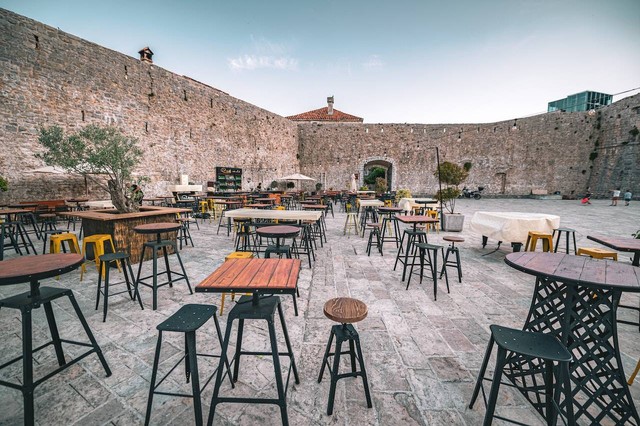 Cafe Outdoor Jakarta Timur / Foto hanya ilustrasi bukan tempat sebenarnya, https://www.pexels.com/photo/wooden-tables-and-chairs-8214670/