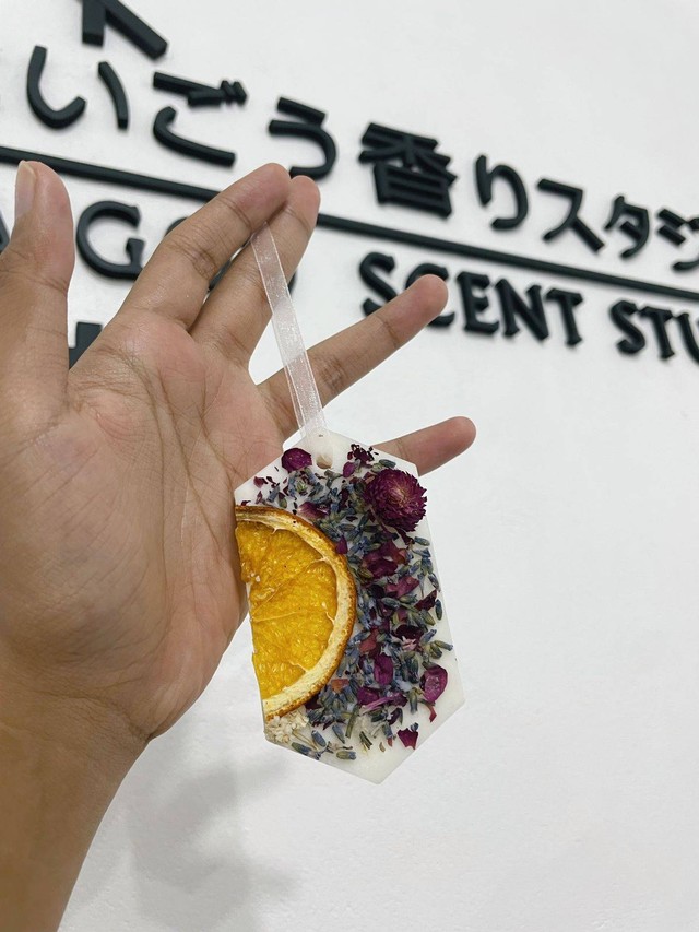 pengunjung menunjukan hasil kreasi lilin yang ia buat di Haigou Scent Studio. Foto: Siti Annisa/Hi!Pontianak
