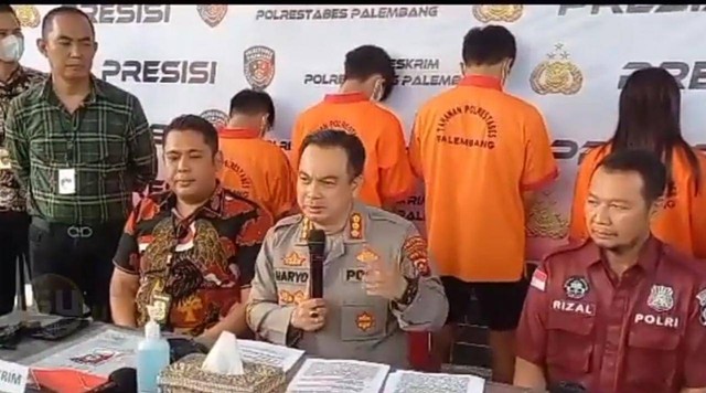 Polrestabes Palembang saat menggelar pers rilis penangkapan pelaku sindikat perdagangan orang, Foto : Istimewa