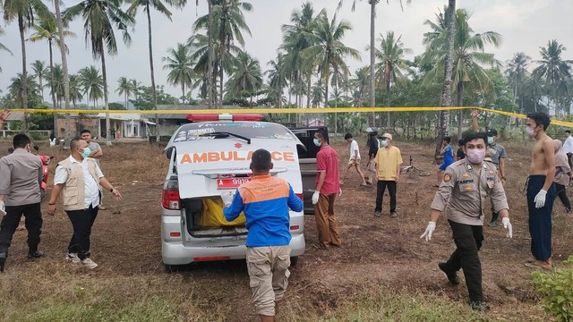 Petugas evakuasi mayat dengan tangan dan kaki terikat di Pantaj Bayah, Lebak, Banten, Rabu (14/6). Foto: Dok. Polsek Bayah