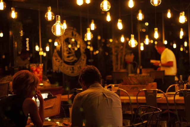 Restoran Romantis di Jakarta yang Cocok untuk Berduaan / Foto hanya ilustrasi bukan tempat sebenarnya, https://pixabay.com/photos/couple-dinner-romantic-lights-7156848/