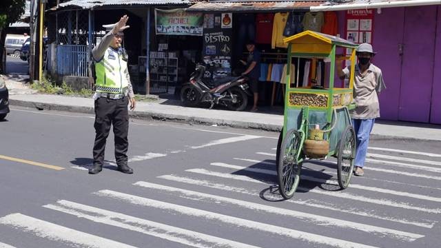 Pedagang kacang rebus di Kota Manado.