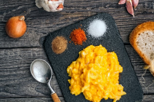 Cara Membuat Scrambled Egg. Foto: Pexels/Piotr Arnoldes