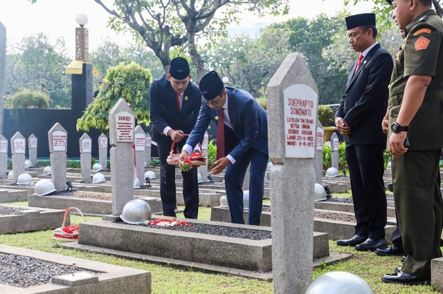 Penjabat Gubernur DKI Jakarta Heru Budi Hartono berziarah ke sejumlah makam pahlawan nasional menjelang Hari Ulang Tahun (HUT) DKI ke-496, Sabtu (17/6). Foto: Dok. Humas Pemprov DKI