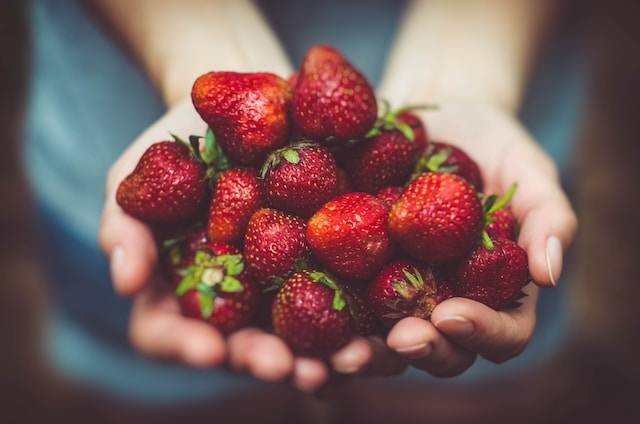 Ilustrasi manfaat strawberry, sumber Photo by Artur Rutkowski on Unsplash