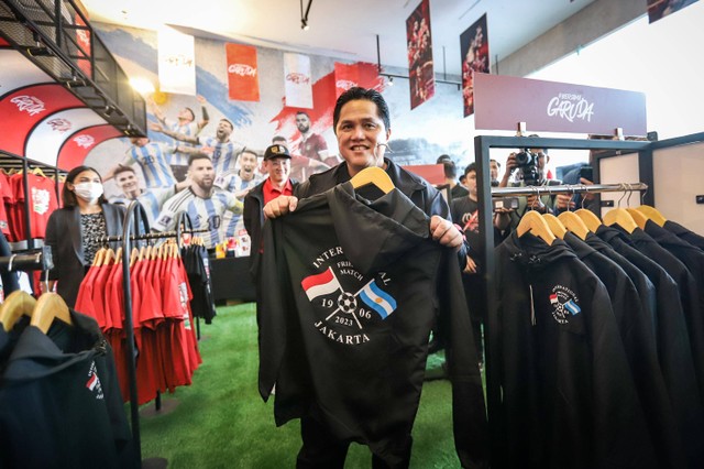 Ketua PSSI Erick Thohir menunjukkan jaket FIFA Match Day Timnas vs Argentina saat meninjau Official Garuda Store di kawsan Gelora Bung Karno, Senayan, Jakarta, Sabtu (17/6/2023). Foto: Jamal Ramadhan/kumparan