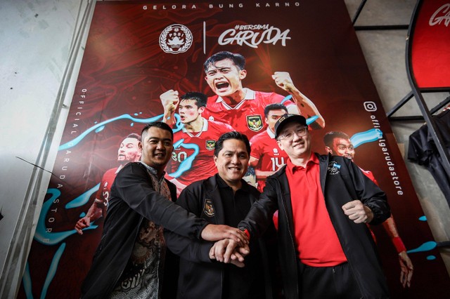 Ketua PSSI Erick Thohir foto bersama usai meninjau Official Garuda Store di kawsan Gelora Bung Karno, Senayan, Jakarta, Sabtu (17/6/2023). Foto: Jamal Ramadhan/kumparan