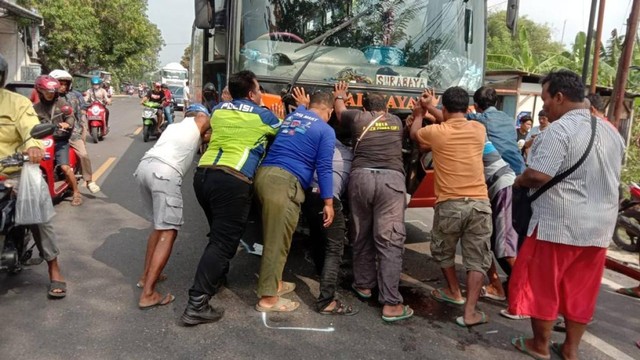 Kecelakaan Bus Dali Jaya Tarak 2 Motor di Bojonegoro, 2 Korban Tewas