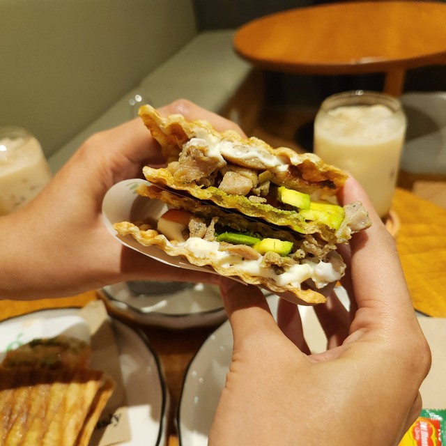 Menu andalan slim toast ala Grainsly yang buka outlet dine-in pertama di gedung WTC 2 Sudirman, Jakarta (17/6/23). Foto: Azalia Amadea/Kumparan