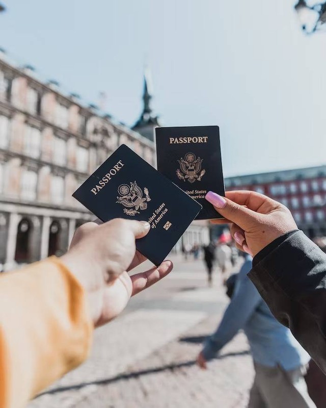 Ilustrasi Cara Urus Passport. Foto: Unsplash/Spencer Davis