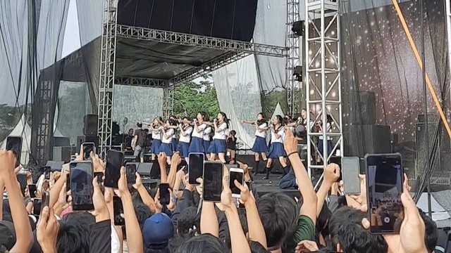 JKT48 di Pesta Bebas Berselancar. Foto: Alexander Vito/kumparan