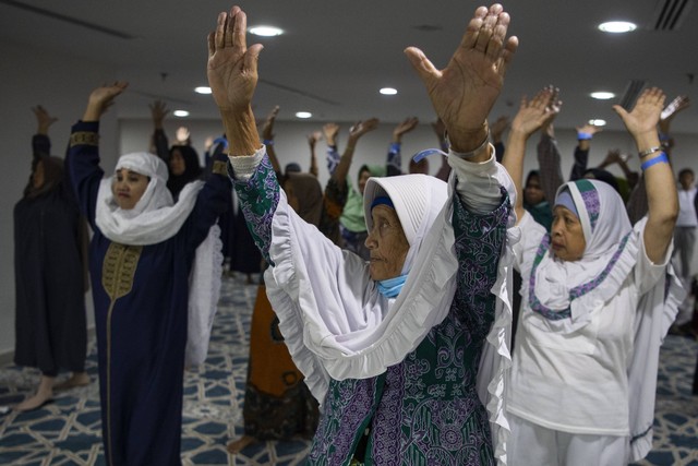 Jemaah lansia kloter SOC 20 mengikuti senam di Hotel Bilal Sektor 10, Mekah, Arab Saudi, Sabtu (17/6/2023).  Foto: Wahyu Putro A/ANTARA FOTO