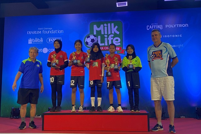 SDN 2 Rendeng raih juara satu Skill Challenge Passing and Control di turnamen MilkLife Soccer Challenge di Kudus, Sabtu (17/6/2023). Foto: Antika Fahira/kumparan