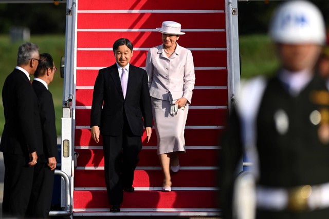 Kaisar Jepang Naruhito (kiri) didampingi Permaisuri Masako menuruni tangga pesawat saat tiba di Bandara Soekarno Hatta, Tangerang, Banten, Sabtu (17/6/2023). Foto: Sigid Kurniawan/ANTARA FOTO