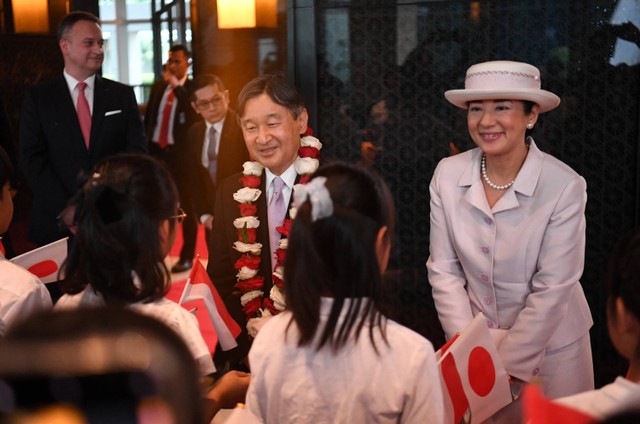 Kaisar Jepang Naruhito (kiri) didampingi Permaisuri Masako (kanan) berbincang dengan sejumlah siswa saat tiba di Hotel Indonesia Kempinski, Jakarta, Sabtu (17/6/2023). Foto: Akbar Nugroho Gumay/ANTARA FOTO