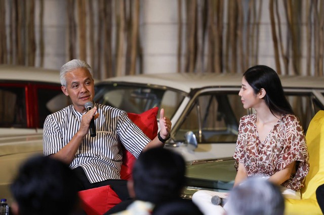 Bakal calon presiden 2024 dari PDIP Ganjar Pranowo saat berdialog bersama Putri Lingkungan Hidup 2020 Putu Ayu Saraswati dalam acara MABAR (Maju Bersama Ganjar) di Kebon Vintage Cars Bali Classic, Jalan Tegal Harum No 13, Denpasar, Sabtu (17/6/2023). Foto: Dok. Istimewa