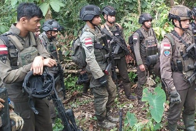 Pasukan penggerebekan di markas KKB Kepulauan Yapen.  Foto: Satgas Damai Cartenz