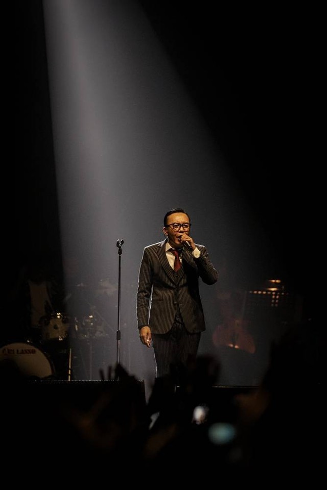 Penyanyi Ari Lasso tampil dalam Konser Tiga Dekade Perjalanan Cinta Ari Lasso di Surabaya, Jawa Timur, Sabtu (17/6/2023) malam. Foto: Rizal Hanafi/ANTARA FOTO