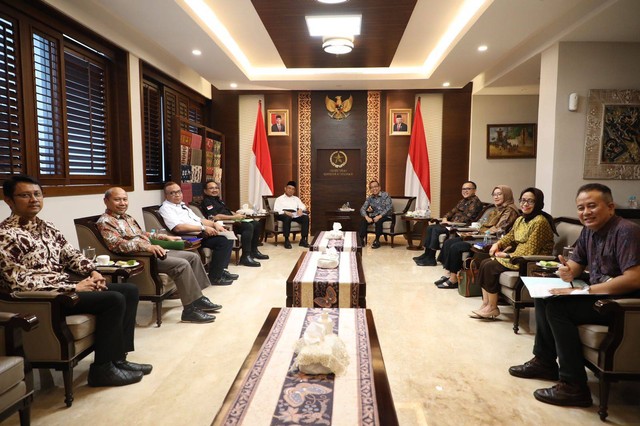 Suasana Rapat Tingkat Menteri terkait alternatif libur Hari Raya Idul Adha, di Kantor Kementerian Sekretariat Negara, Kamis (15/06). Foto: KemenPANRB