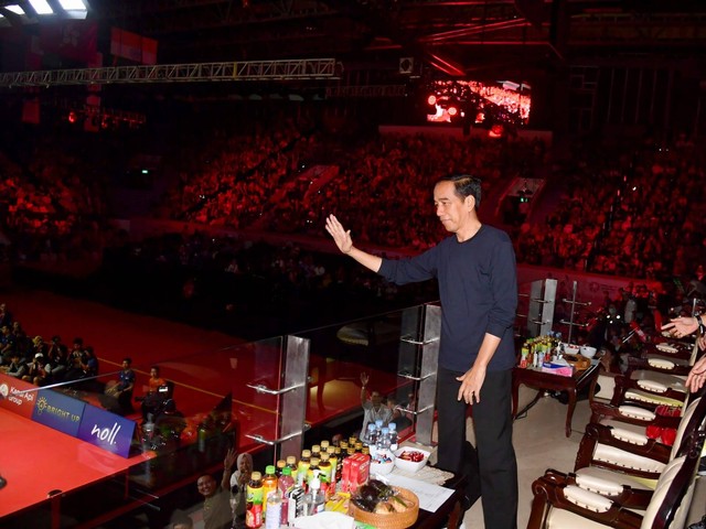Presiden Jokowi dan Iriana saat menyaksikan Laga Semifinal Indonesia Open 2023 di Istora Senayan. Foto: Lukas/Biro Pers Sekretariat Presiden