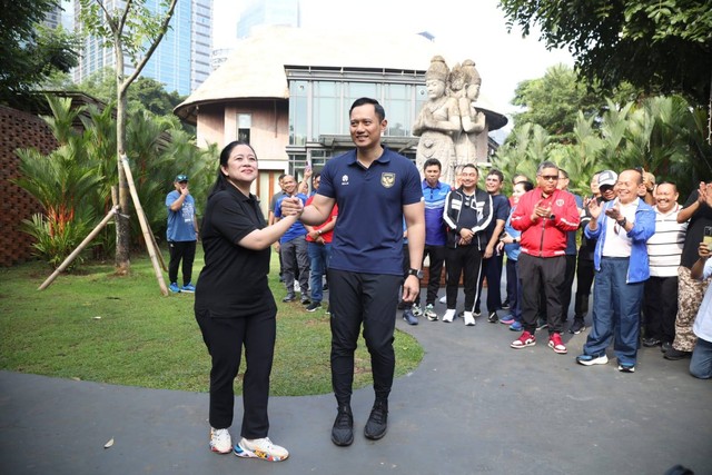 Ketua DPP PDI Perjuangan Puan Maharani dan Ketua Umum Demokrat Agus Harimurti Yudhoyono (AHY) berjabat tangan saat melakukan pertemuan di Plataran Hutan Kota Minggu, 18 Juni 2023. Foto: Aditia Noviansyah/kumparan