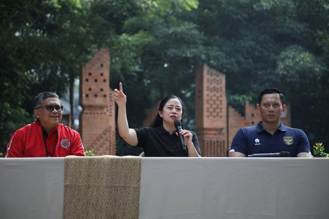 Ketua DPP PDIP Puan Maharani memberikan sambutan didampingi Ketum Partai Demokrat AHY (kanan) dan Sekjen PDIP Hasto Kristiyanto di Hutan Kota GBK, Jakarta. Foto: Aditia Noviansyah/kumparan