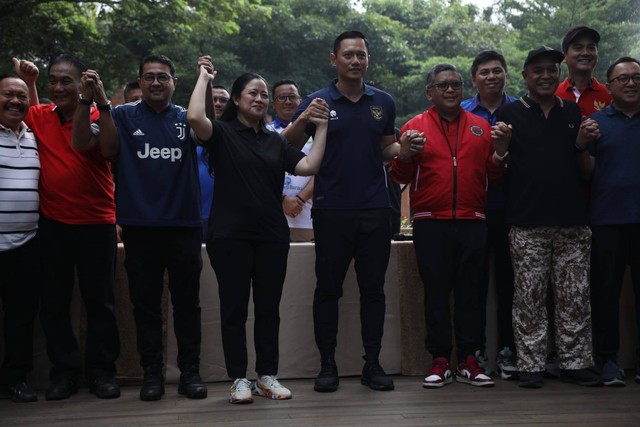 Ketua DPP PDIP Puan Maharani dan Ketum Partai Demokrat AHY (kanan) saling bergandengan tangan dengan para anggota partai setelah melakukan pertemuan di Hutan Kota GBK, Jakarta, (18/6). Foto: Aditia Noviansyah/kumparan