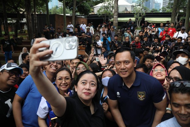 Ketua DPP PDIP Puan Maharani dan Ketum Partai Demokrat AHY melakukan foto selfie bersama setelah melakukan pertemuan di Hutan Kota GBK, Jakarta. Foto: Aditia Noviansyah/kumparan