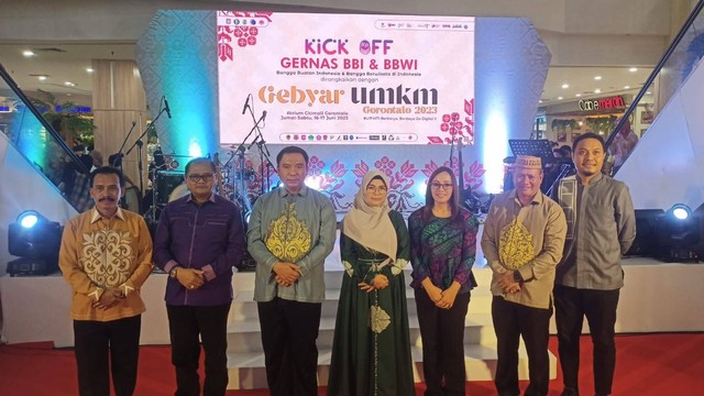 Kick Off Gerakan Nasional (Gernas) Bangga Buatan Indonesia (BBI) dan Bangga Berwisata di  Wilayah Indonesia yang dirangkaikan dengan Gebyar UMKM Gorontalo tahun 2023, resmi ditutup oleh ketua Dekranasda Provinsi Gorontalo, Fima Agustina. Minggu (18/6). Foto: Dok banthayo