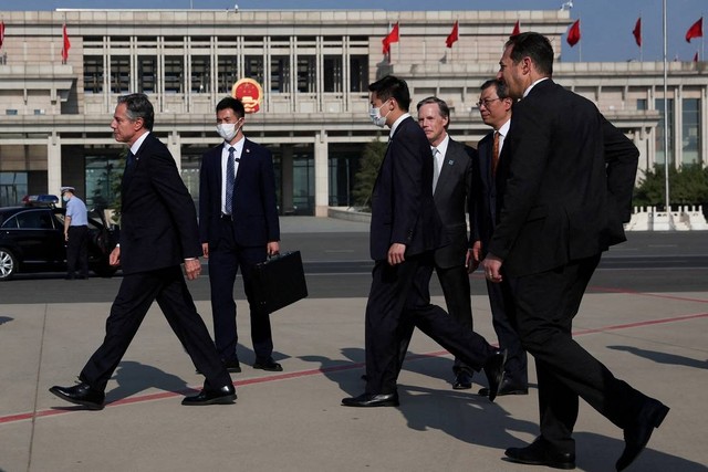 Menteri Luar Negeri Amerika Serikat, Antony Blinken (kiri) tiba di Beijing, China. Foto: Leah Millis/REUTERS